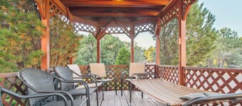 Patio, Grill & Fire Pit: Show Low Escape!