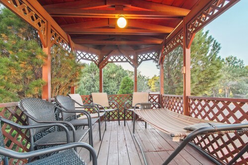 Patio, Grill & Fire Pit: Show Low Escape!