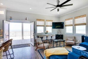 House (4 Bedrooms) | Interior - Deck & Ocean Views: Beachfront Home in Freeport (Freeport)