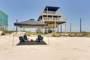 House (4 Bedrooms) | Interior - Deck & Ocean Views: Beachfront Home in Freeport (Freeport)