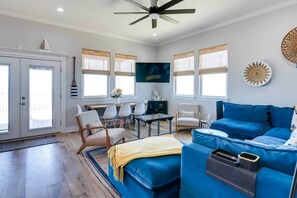 House (4 Bedrooms) | Interior - Deck & Ocean Views: Beachfront Home in Freeport (Freeport)