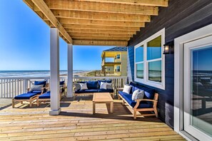 House (4 Bedrooms) | Interior - Deck & Ocean Views: Beachfront Home in Freeport (Freeport)