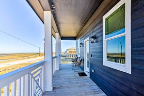 House (4 Bedrooms) | Interior - Deck & Ocean Views: Beachfront Home in Freeport (Freeport)