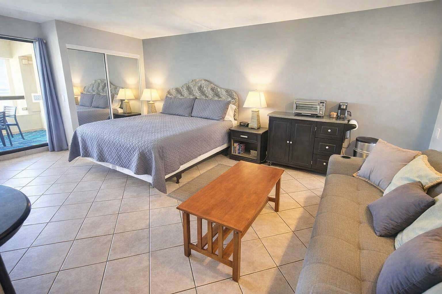 Apartment, 1 Bedroom | 1 bedroom, iron/ironing board, WiFi (free)