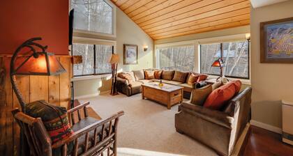 Lincoln Condo w/ Balcony & View < 2 Mi to Loon Mtn