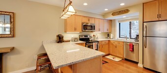 Lincoln Condo w/ Balcony & View < 2 Mi to Loon Mtn