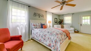 Interior - Bright Franklin Villa: Fireplace, Golf Course View (Franklin)
