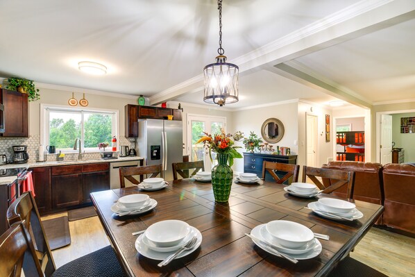 House (2 Bedrooms) | In-room dining - Ararat Home w/ Spacious Yard & Mountain Views! (Ararat)