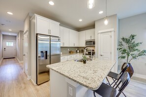 Microwave, oven, stovetop, dishwasher - New-build Jacksonville Townhome w/ Private Yard! (Jacksonville)