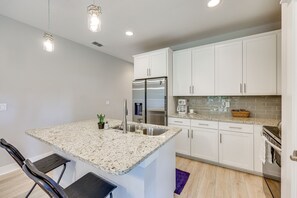 Microwave, oven, stovetop, dishwasher - New-build Jacksonville Townhome w/ Private Yard! (Jacksonville)