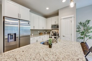 Microwave, oven, stovetop, dishwasher - New-build Jacksonville Townhome w/ Private Yard! (Jacksonville)