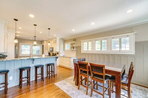 House (5 Bedrooms) | Interior - Riverfront St Clair Home - Walk to Downtown! (St. Clair)