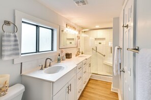 House (2 Bedrooms) | Interior - Chic Historic Myrtle Beach Cottage: Steps to Beach (Myrtle Beach)