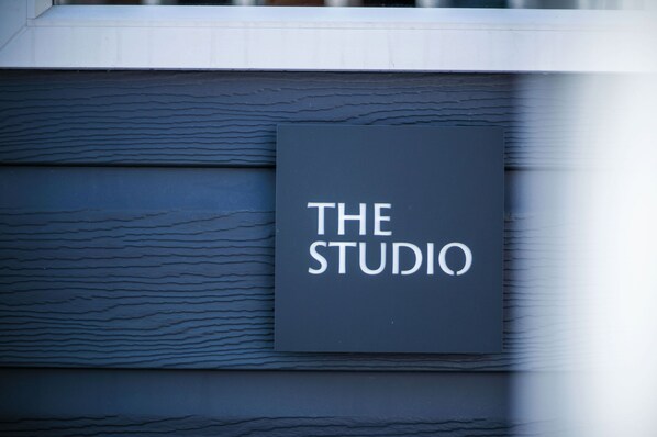 A sign with the text "THE STUDIO" on a textured wall. - The Studio - 1 Bedroom Cabin - Amroth (Narberth)