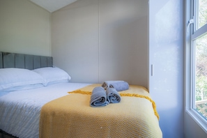 1 bedroom, premium bedding, bed sheets - The Studio - 1 Bedroom Cabin - Amroth (Narberth)