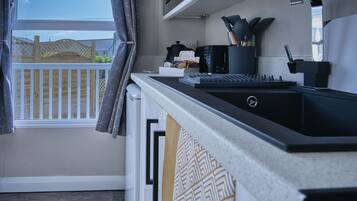 Fridge, microwave, stovetop, electric kettle