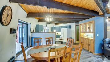 House (5 Bedrooms) | Interior