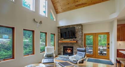 Deck + Scenic Views: Beech Mountain Cabin