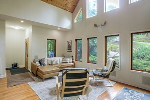 House (3 Bedrooms) | Interior - Deck + Scenic Views: Beech Mountain Cabin (Banner Elk)