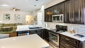 Casa (4 Bedrooms) | Cozinha privada | Micro-ondas, fogão, cooktop, lava-louças
