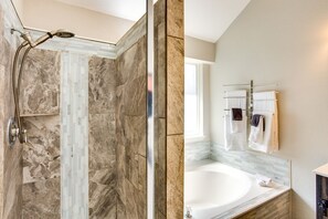 Rumah (4 Bedrooms) | Kamar mandi | Bathtub
