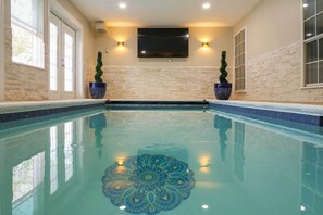 Kolam renang indoor dan kolam renang outdoor