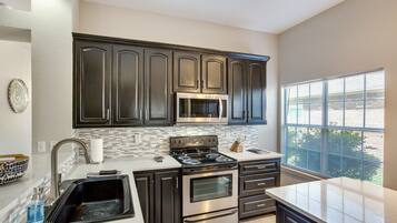 獨棟房屋 (4 Bedrooms) | 私人廚房 | 微波爐、烤箱、爐台、洗碗機