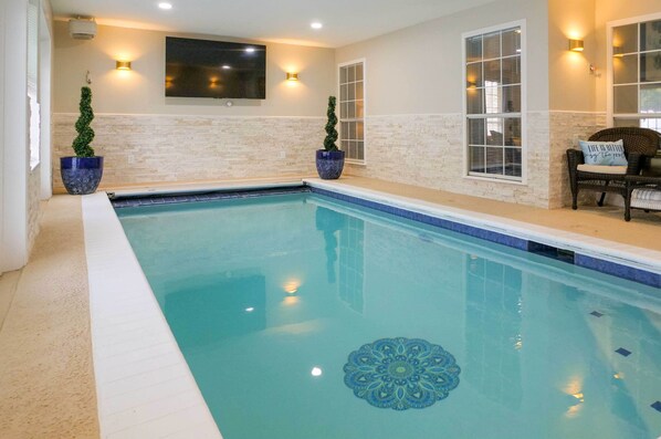 Kolam renang indoor dan kolam renang outdoor
