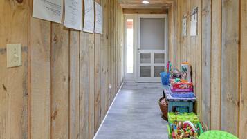 House (6 Bedrooms) | Interior