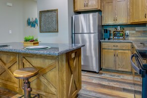 Appartement (1 Bedroom) | Cuisine privée | Micro-ondes, four, plaque de cuisson, cafetière/bouilloire