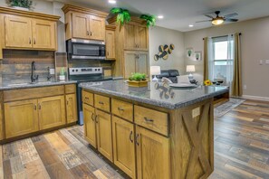 公寓 (1 Bedroom) | 私人廚房 | 微波爐、烤箱、爐台、咖啡機/沖茶器