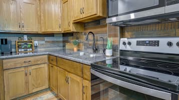 Apartment (1 Bedroom) | Private kitchen | Microwave, oven, stovetop, coffee/tea maker