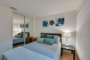 Hus (4 Bedrooms) | 4 soverom, skrivebord for bærbar PC, strykejern/-brett og sengetøy
