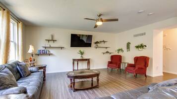 House (3 Bedrooms) | Interior