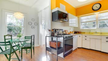 House (2 Bedrooms) | Dapur peribadi | Ketuhar gelombang mikro, ketuhar, dapur, mesin basuh pinggan mangkuk