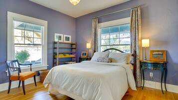 Rumah (2 Bedrooms) | 2 kamar tidur, setrika/meja setrika, dan seprai linen