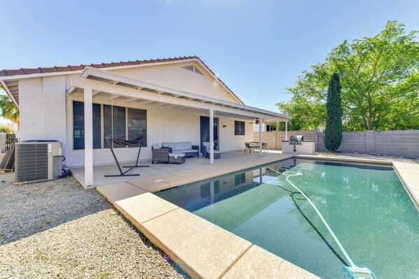 A modern house with a covered patio, a swimming pool, and outdoor furniture. - Pool, Patio & Grill: San Tan Valley Escape! (San Tan Valley)