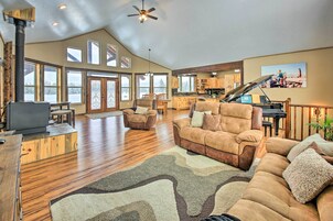 Una televisión de pantalla plana, una chimenea