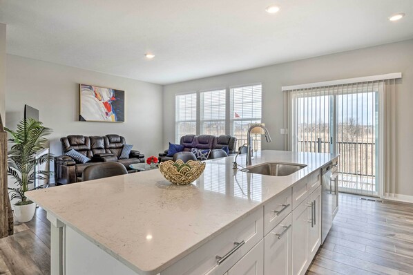 Apartment (3 Bedrooms) | Private kitchen - Modern & Spacious Family Home w/ Pool Access! (Carmel)