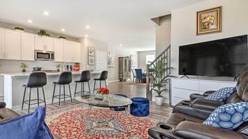 Apartment (3 Bedrooms) | Living area | TV