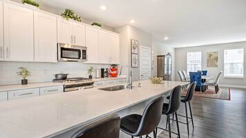 Apartemen (3 Bedrooms) | Dapur pribadi | Oven, kompor, mesin pencuci piring, dan tisu