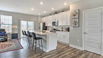Apartment (3 Bedrooms) | Private kitchen | Oven, stovetop, dishwasher, paper towels