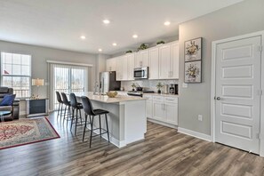 Apartment (3 Bedrooms) | Private kitchen - Modern & Spacious Family Home w/ Pool Access! (Carmel)