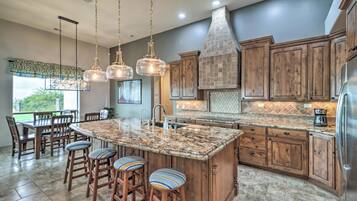 House (6 Bedrooms) | Interior