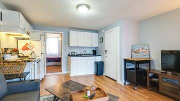 Apartment (1 Bedroom) | Living area | TV