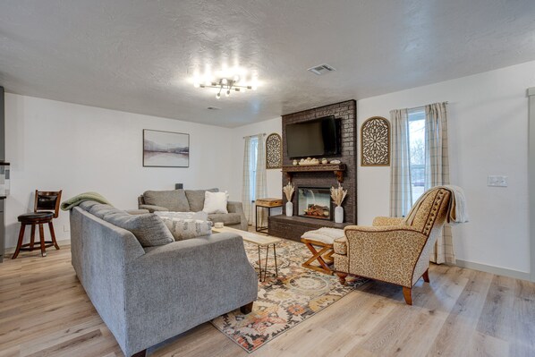 Casa (3 Bedrooms) | Área de estar | TV, lareira