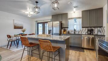 ํ์ฐ์ค (3 Bedrooms) | ๋ด๋ถ