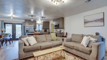 ํ์ฐ์ค (3 Bedrooms) | ๋ด๋ถ