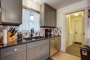 Casa (3 Bedrooms) | Cocina privada | Microondas, horno, parrilla de estufa y lavavajillas