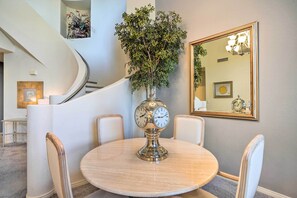 Apartment (3 Bedrooms) | Interior - Elegant Scottsdale Townhome w/ Heated Pool! (Scottsdale)